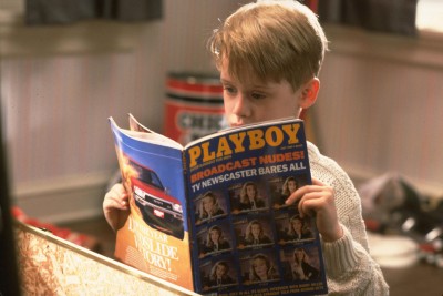 odin-doma-makkalei-kalkin-malchik-playboy-novyi-god-rozhdest.jpg