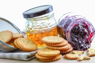 crackers-with-orange-jam-and-blueberry-jam_1422-57.jpg