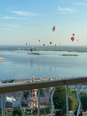 Массовый полёт воздушных шаров над Нижним Новгородом.jpg