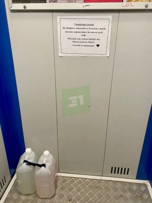 Первоклашка и 2 канистры воды.jpg